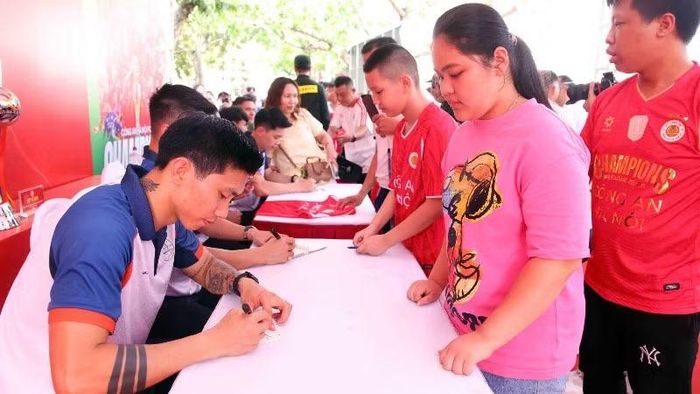 Câu lạc bộ Bóng đá Công an Hà Nội giao lưu với người hâm mộ.