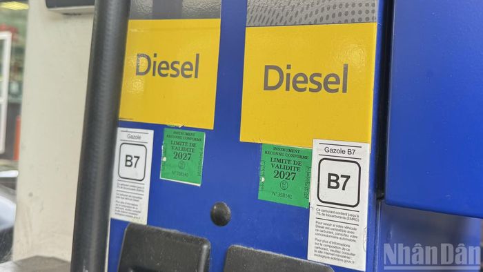 Trụ bơm diesel sinh học B7 tại một cây xăng ở Paris, Pháp. (Ảnh: KHẢI HOÀN)