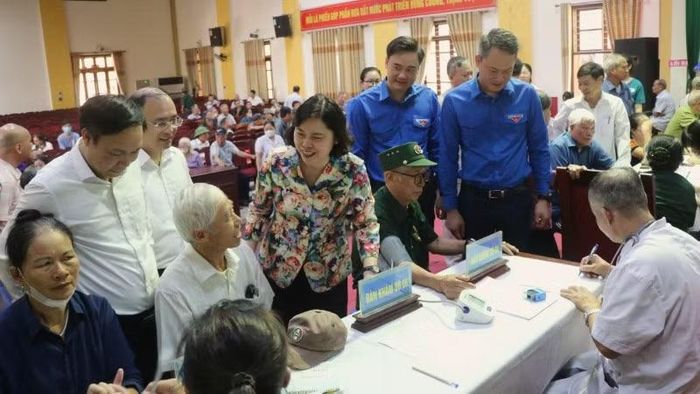 Ban Tổ chức thăm hỏi, động viên người dân xã Lương Tài- địa phương đang trong giai đoạn cao điểm thực hiện công tác giải phóng mặt bằng phục vụ Dự án Cảng hàng không quốc tế Gia Bình.