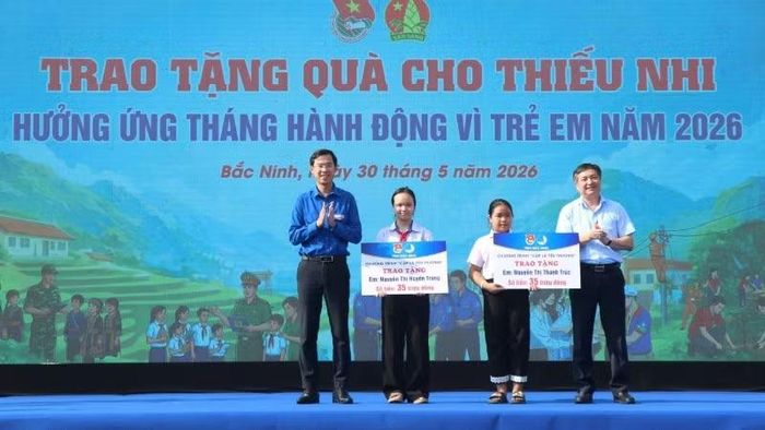 Các em nhỏ đón nhận phần quà của Ban Tổ chức từ chương trình "Cặp lá yêu thương".