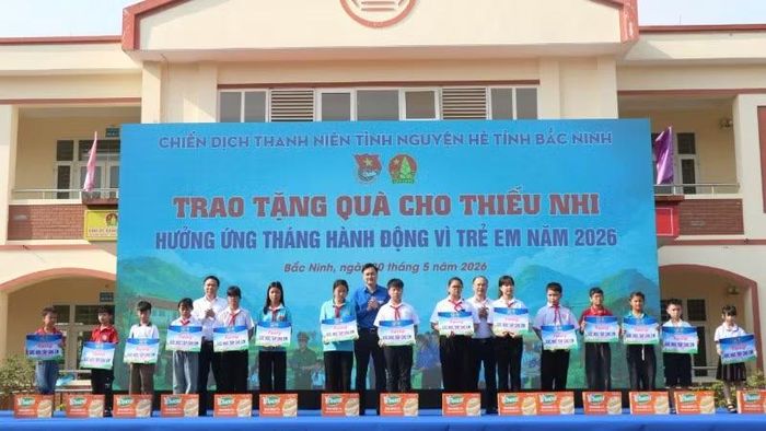 Nhiều phần quà được dành tặng các em thiếu niên, nhi đồng.