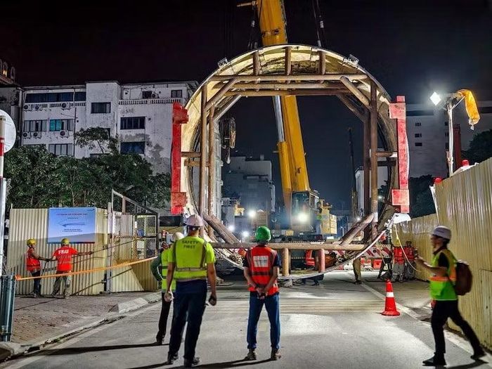 Vận chuyển thành công vỏ máy đào hầm số 2 từ ga ngầm S12 lên mặt đất.