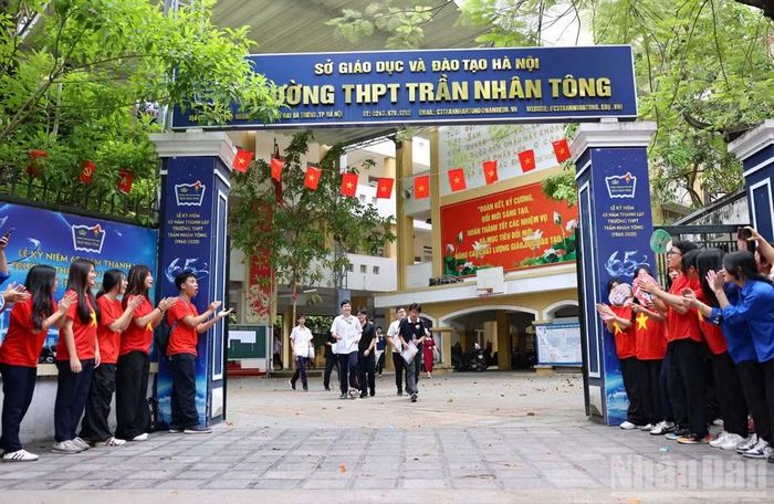 Các bạn trẻ cũng truyền tới năng lượng tích cực cho thí sinh.