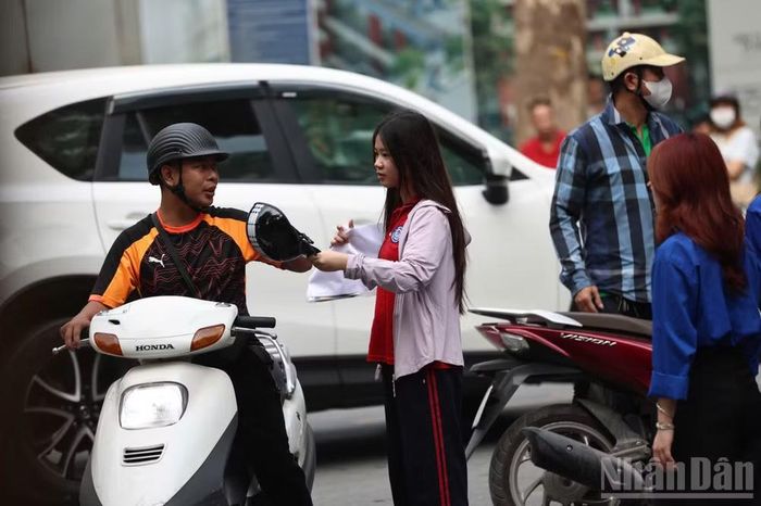 Đưa con em đến điểm thi.