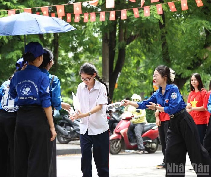 Màu áo xanh của các tình nguyện viên đã trở nên quen thuộc trong mỗi mùa thi.