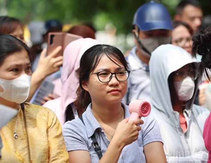 Phụ huynh chờ đón con sau buổi thi.