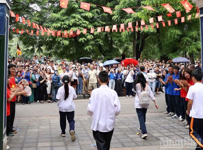 Kết thúc một buổi thi của kỳ thi tuyển sinh vào lớp 10 năm học 2026-2027, thí sinh ra về và nhận được nhiều sự quan tâm, chờ đón.