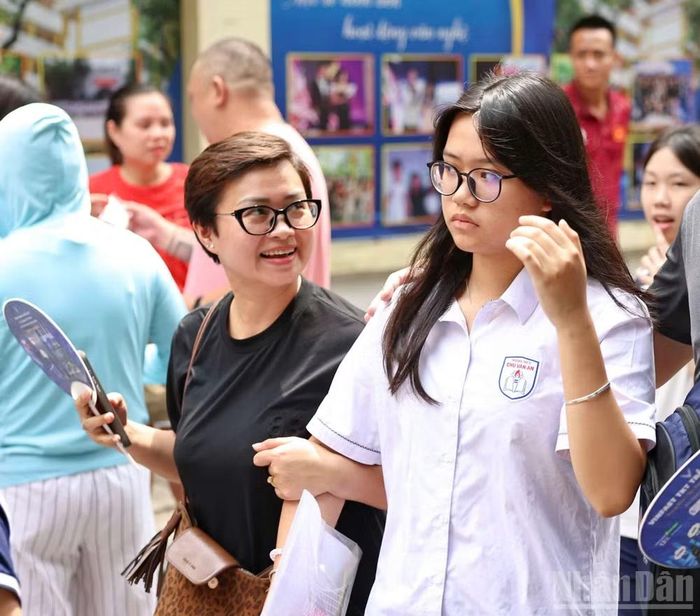 Nhiều phụ huynh đã sắp xếp công việc để đưa đón, ở bên con trong các buổi thi.