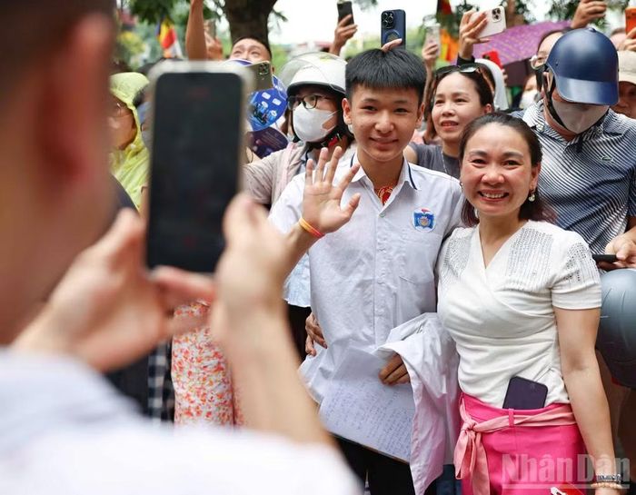 Thí sinh được người nhà chờ đón sau buổi thi đầu tiên.