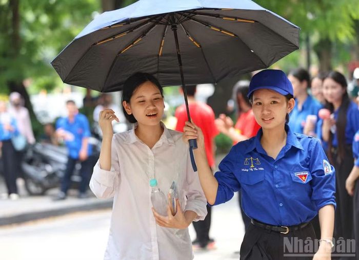 Các tình nguyện viên luôn quan tâm, đồng hành, hỗ trợ thí sinh