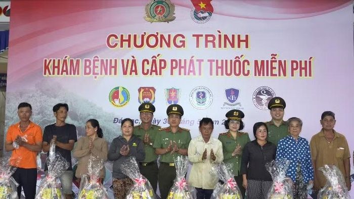 Chương trình khám bệnh, cấp phát thuốc miễn phí.