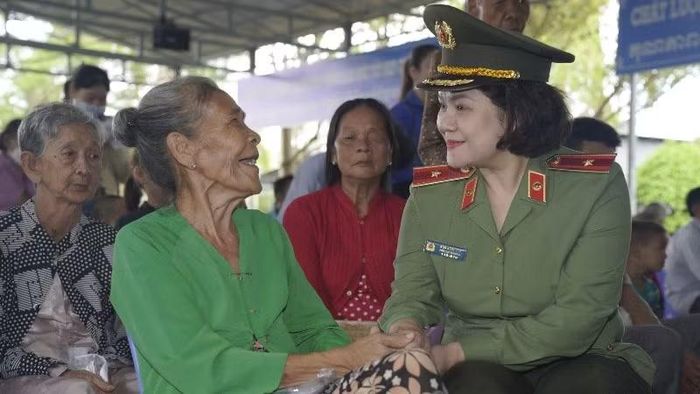Thiếu tướng Ngô Hoài Thu, Phó Cục trưởng Cục Công tác chính trị Bộ Công an thăm hỏi người dân trên địa bàn.
