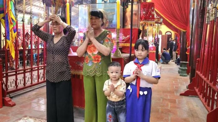 Người dân dâng hương tưởng nhớ công đức tiền nhân khai lập làng Long Tuyền xưa.