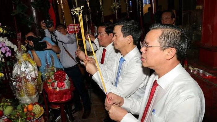 Lãnh đạo thành phố Cần Thơ dâng hương tại Lễ hội kỳ yên Thượng điền Đình Bình Thủy năm 2026.