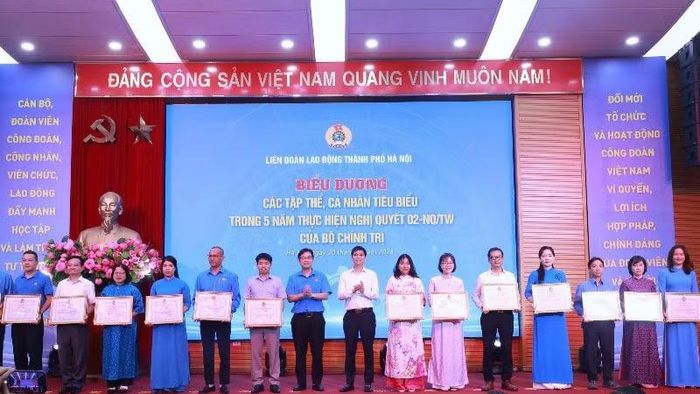  Liên đoàn Lao động thành phố Hà Nội biểu dương, khen thưởng 30 tập thể và 30 cá nhân có thành tích xuất sắc. 