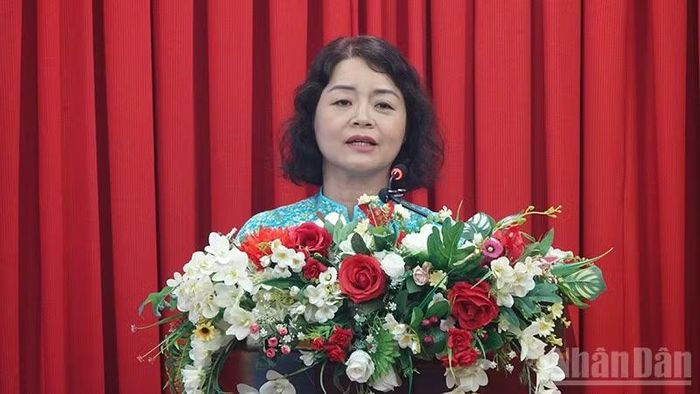 Tiến sĩ Thái Thu Hoài, Phó Trưởng Khoa điều hành Khoa Thư viện và Xuất bản, Trường đại học Văn hóa Thành phố Hồ Chí Minh trình bày đề dẫn hội thảo.