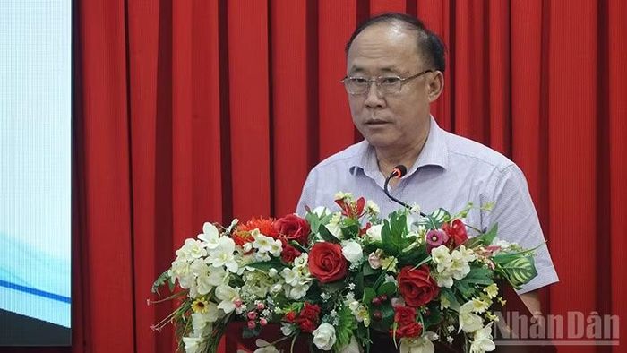 Phó giáo sư, Tiến sĩ Nguyễn Thế Dũng, Trường đại học Văn hóa Thành phố Hồ Chí Minh trình bày tham luận tại hội thảo.