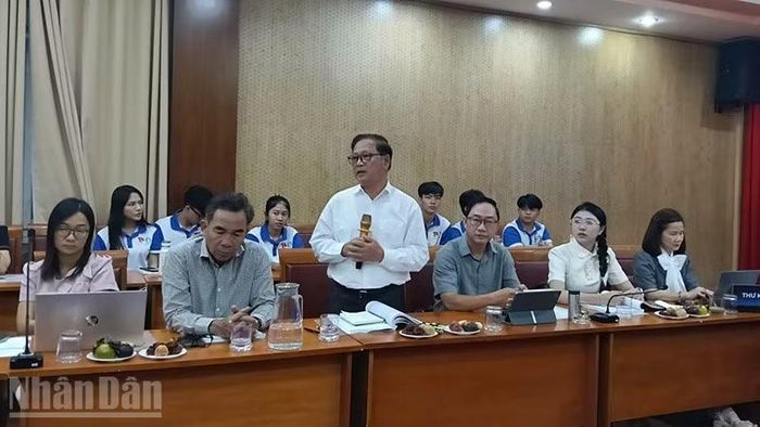 Ông Lê Hoàng, Giám đốc Công ty Đường sách Thành phố Hồ Chí Minh phát biểu tại hội thảo.