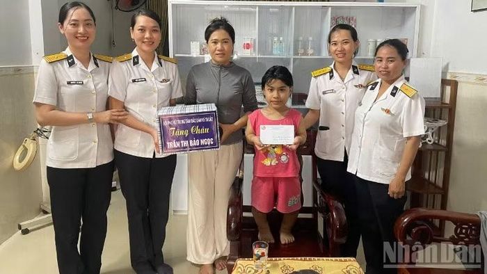 Hội Phụ nữ Trung tâm Bảo đảm kỹ thuật Vùng 3 Hải quân cũng trao tặng 2 suất quà cho em Trần Thị Thảo Ngọc (lớp 7) là con ngư dân được đơn vị nhận đỡ đầu tại thành phố Đà Nẵng.