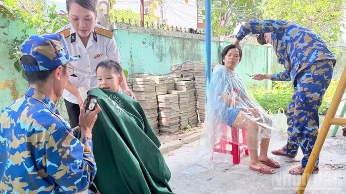 Đoàn công tác của Trung tâm Bảo đảm kỹ thuật Vùng 3 Hải quân cắt tóc cho các em nhỏ tại Trung tâm Nuôi dưỡng trẻ mồ côi thuộc Hội Chữ thập đỏ thành phố Đà Nẵng.