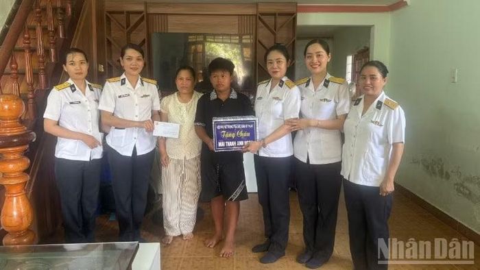 Hội Phụ nữ Trung tâm Bảo đảm kỹ thuật Vùng 3 Hải quân cũng trao tặng 2 suất quà cho em Mai Thanh Anh Ngọc (lớp 6) là con ngư dân được đơn vị nhận đỡ đầu tại thành phố Đà Nẵng.