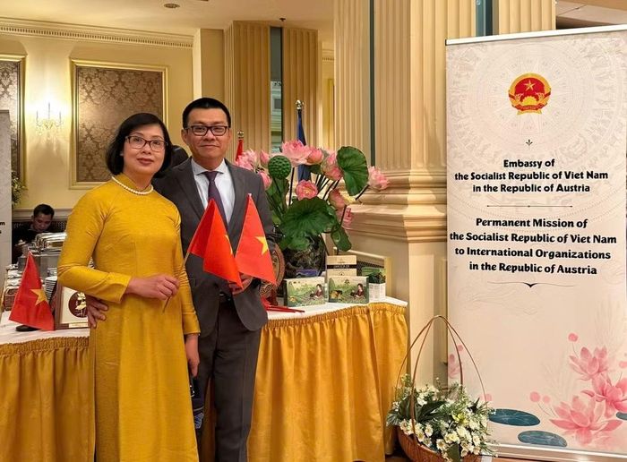Đại sứ Việt Nam tại Áo Vũ Lê Thái Hoàng (bên phải ảnh).