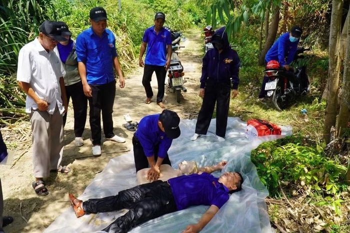 Diễn tập tình huống cứu người đuối nước.