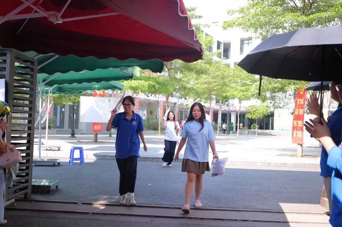 Các thí sinh hoàn thành môn thi Tiếng Anh với gương mặt rạng ngời.