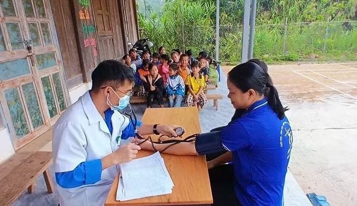 Cán bộ Trung tâm Y tế Nậm Pồ tổ chức khám bệnh lưu động cho nhân dân và học sinh tại điểm trạm y tế Nà Bủng.