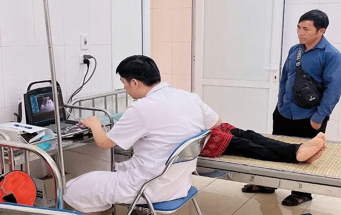 Cán bộ Y tế Điện Biên tăng cường khám bệnh cho người dân tại điểm trạm y tế Mường Toong. 