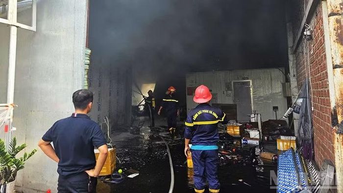 Triển khai phun nước để làm mát, đề phòng nguy cơ tái phát cháy.