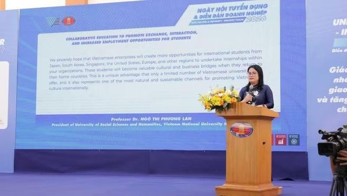 Giáo sư, Tiến sĩ Ngô Thị Phương Lan, Hiệu trưởng Trường đại học Khoa học xã hội và Nhân văn phát biểu tại sự kiện.