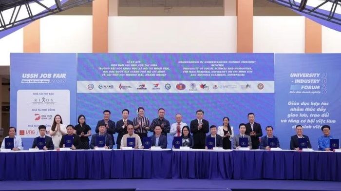 Trường đại học Khoa học xã hội và Nhân văn ký kết hợp tác với các đối tác.
