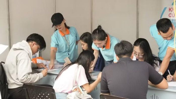 Sinh viên tham gia ngày hội tuyển dụng.
