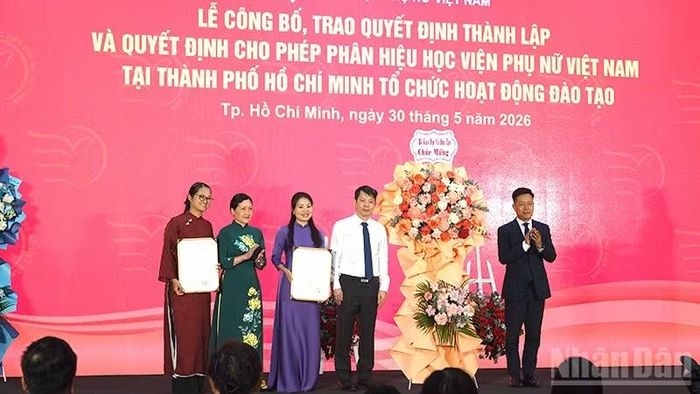 Bộ Giáo dục và Đào tạo tặng hoa chúc mừng học viện, phân hiệu.