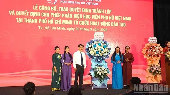 Đoàn Chủ tịch Hội Liên hiệp Phụ nữ Việt Nam tặng hoa chúc mừng học viện, phân hiệu.