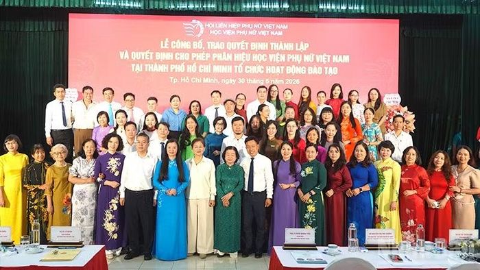 Các đại biểu chụp ảnh lưu niệm tại buổi lễ.