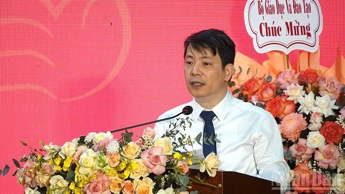 Phó giáo sư, Tiến sĩ Trần Quang Tiến, Giám đốc Học viện Phụ nữ Việt Nam phát biểu tại buổi lễ.