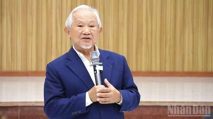 Giáo sư Phan Văn Trường chia sẻ cùng đại biểu tham gia Chương trình “Cấy Nền miền nam - Nối dòng Cửu Long”.