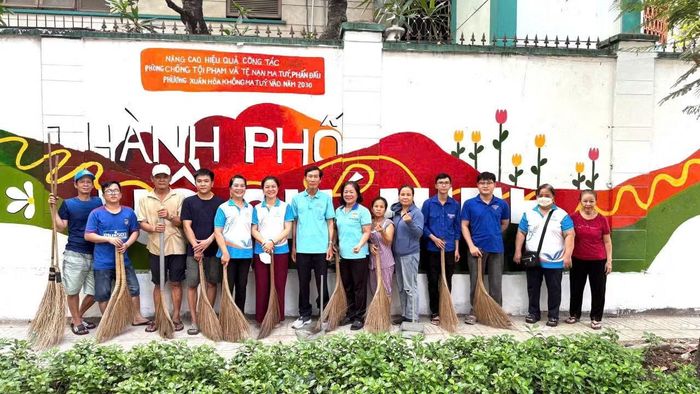 Người dân phường Xuân Hòa tham gia dọn dẹp vệ sinh môi trường trong khu dân cư.