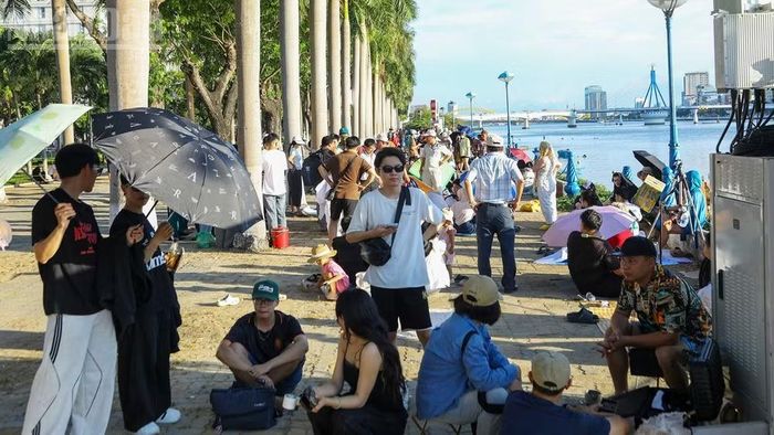 Nhiều người dân, du khách có mặt từ chiều 2 bên sông Hàn để chờ xem pháo hoa.