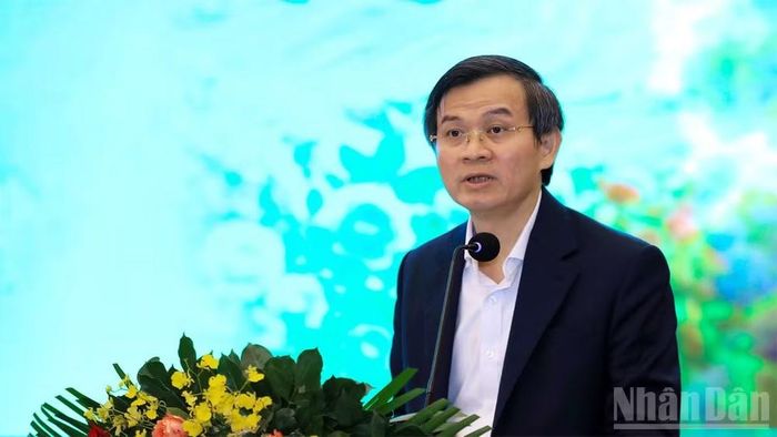 Phó Giáo sư, Tiến sĩ Đoàn Minh Huấn, Ủy viên Bộ Chính trị, Giám đốc Học viện Chính trị quốc gia Hồ Chí Minh phát biểu ý kiến tại hội thảo.