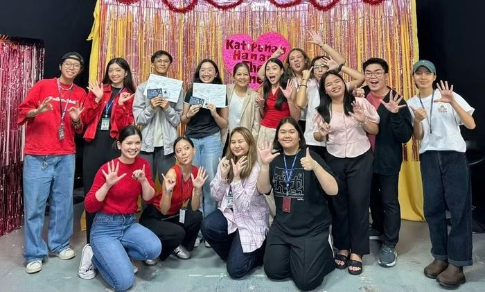 Bạn Nguyễn Nữ Gia Hân cùng các bạn sinh viên cùng trường.