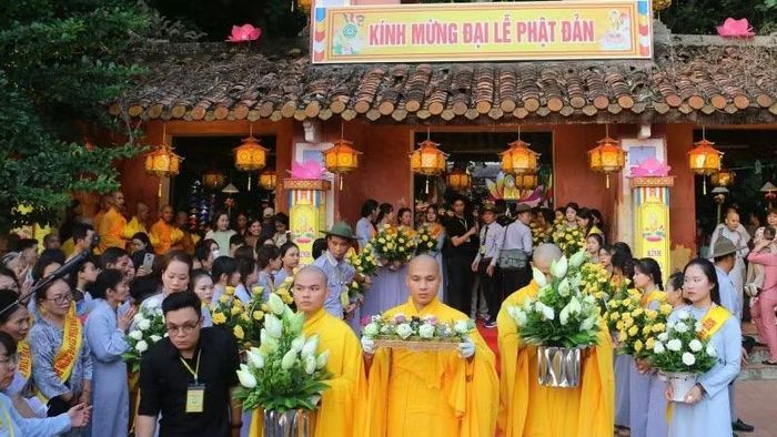 Bắt đầu lễ rước Phật từ chùa Diệu Đế.