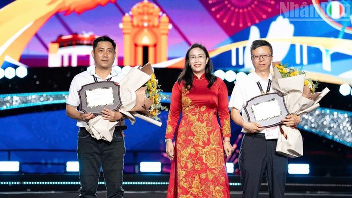 Ban tổ chức trao kỷ niệm chương của chương trình cho đội Đà Nẵng (Việt Nam) và đội Trung Quốc.