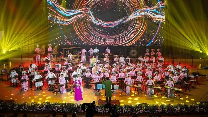 Nghệ sĩ Anh Thơ với tiết mục "Chiếc khăn piêu".