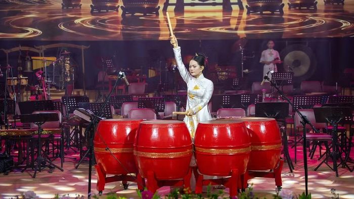Nghệ sĩ Thu Hà với tiết mục trống mở màn chương trình.