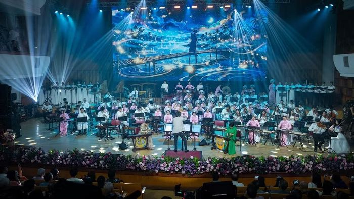 Nghệ sĩ Nhân dân Huỳnh Tú chỉ huy dàn nhạc với tiết mục "Ầu ơ ví dầu".