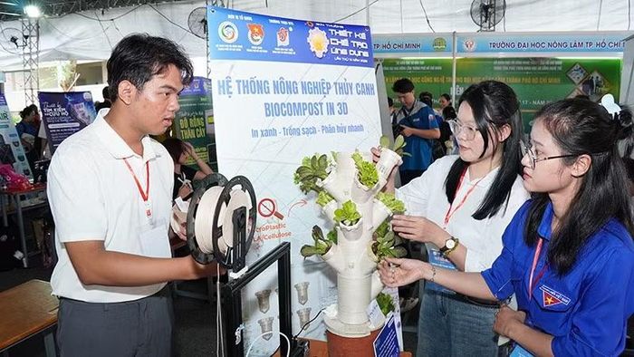 Các bạn trẻ tham quan một mô hình nông nghiệp tại Liên hoan.