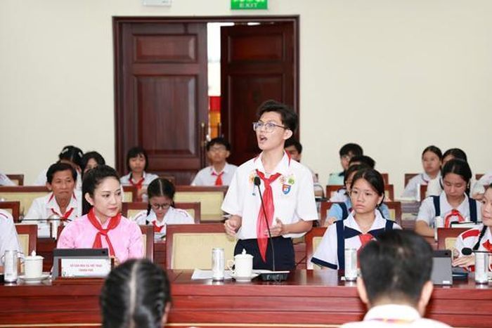 Thiếu nhi trình bày ý kiến với lãnh đạo TP HCM .Ảnh: THIỆN AN